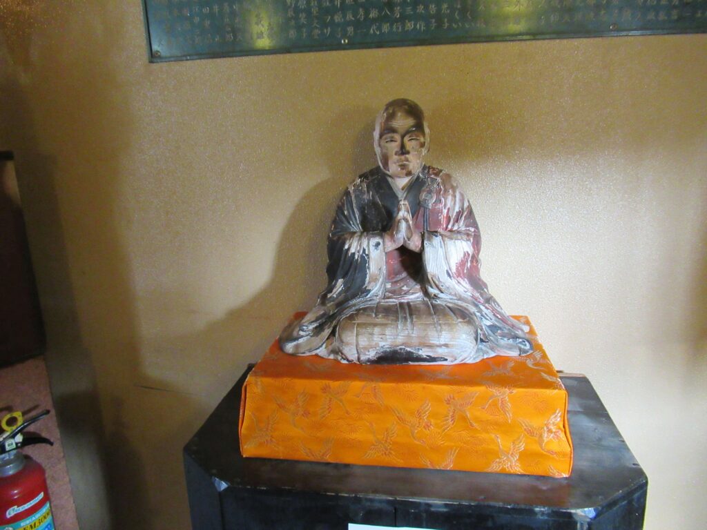 回廊内法然上人像