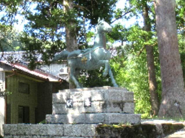 二上射水神社神馬像