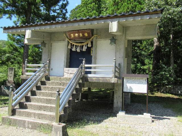 二上射水神社木造男神座像庫
