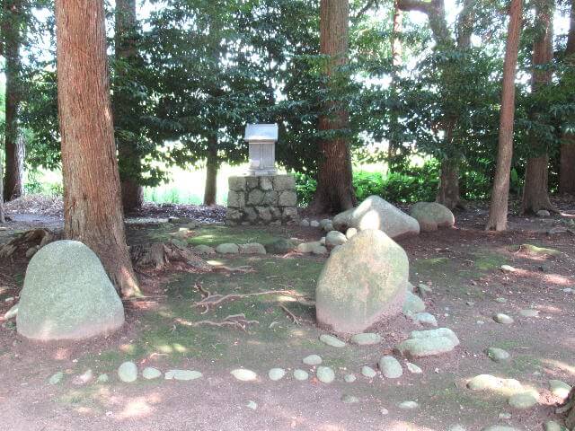 龍尾神社境内物