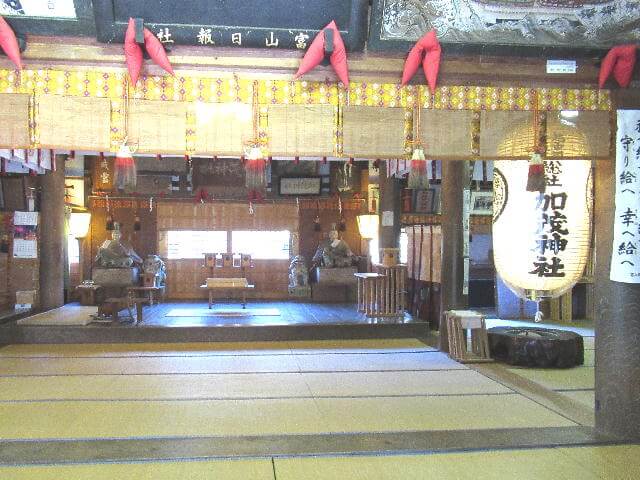 下村加茂神社拝殿内